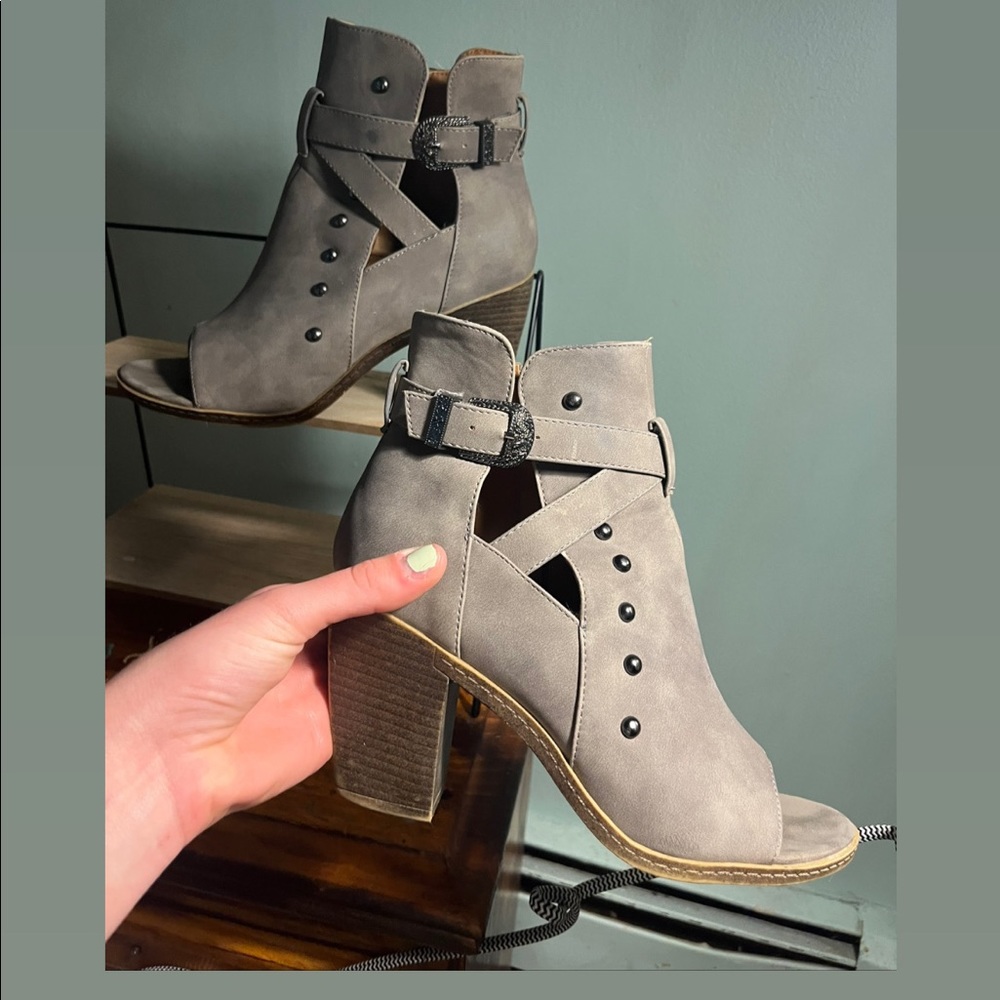 Super cute buckle, cowgirl themed open toed heeled booties. Size 8 1/2